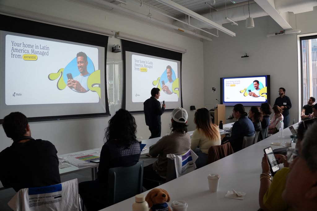 Founder pitching to the room at a Colectivo workshop